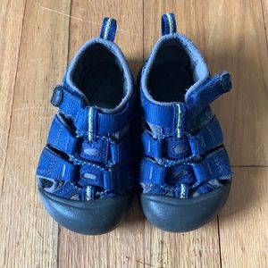 Toddler boy Keens